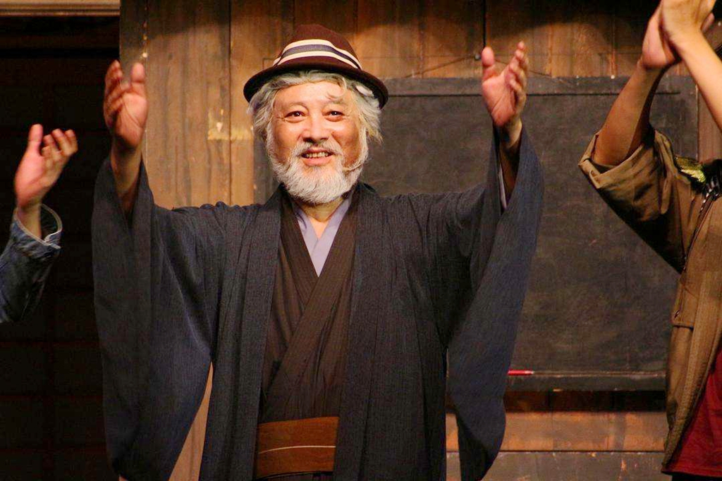 他是上影演员，可与梁波罗比帅，在《等到满山红叶时》饰高英恋人