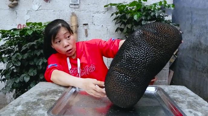 花90元买一个“菠萝蜜”，直接烤1小时，掰开一看，比榴莲还要香