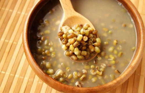 高温中暑的症状及治疗方法,中暑的禁忌及急救方法