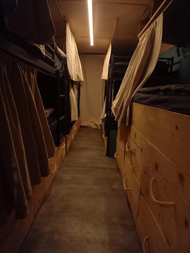 四姐妹将巴士改造成移动旅馆，开着它环游世界。网友：我羡慕了