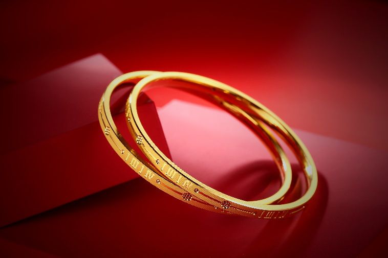 金手镯表面出现锈迹,金手镯发黑是纯度不够吗