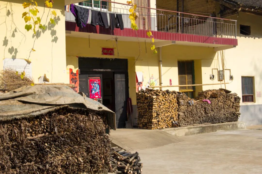 寻访秦岭龙潭村，背篓都是背在背上，这位大婶为何将其挎在腰间？