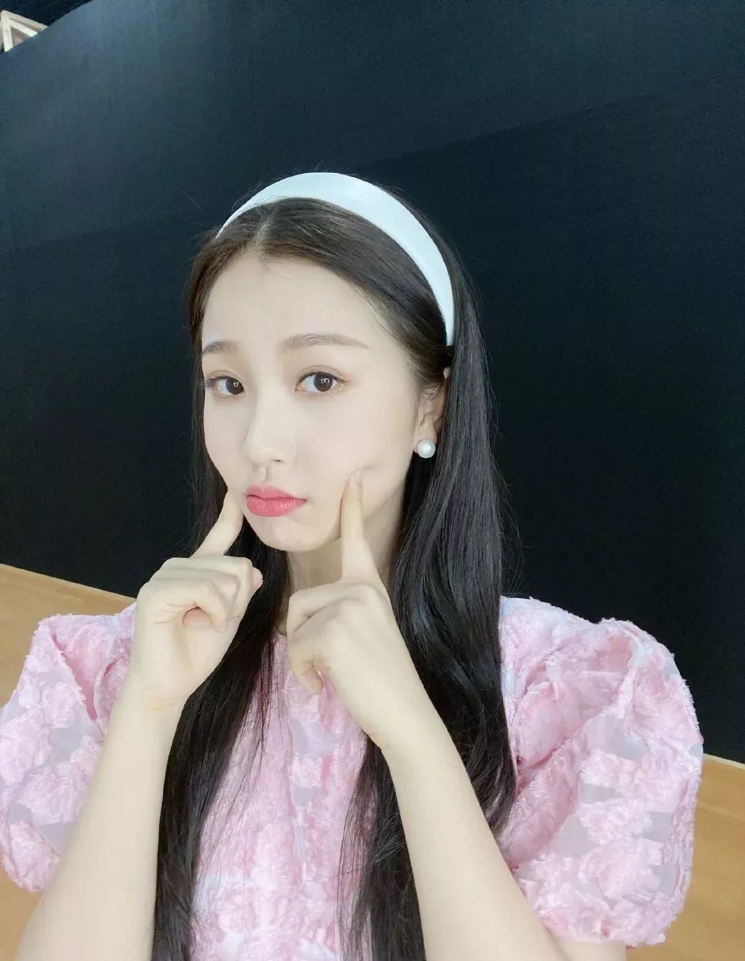 虞书欣纯欲风穿搭,虞书欣新造型粉色衣服头发怎么弄