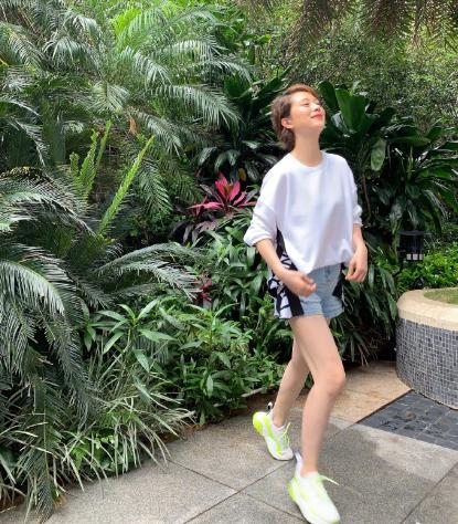 白t短裤造型的海清,海清穿黑粉色连衣裙加上干练盘发