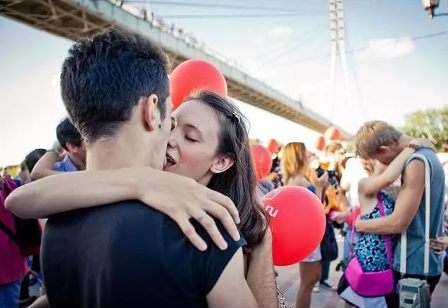 接吻的艺术！熟练五个简单的接吻大秘密，给她一个性感热情的吻