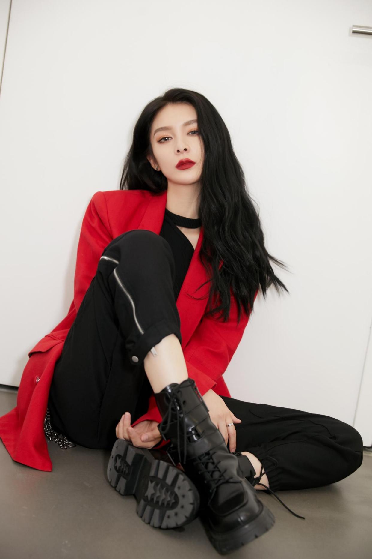 傅菁中性风穿搭,傅菁几十块钱的裙子也能穿出气质