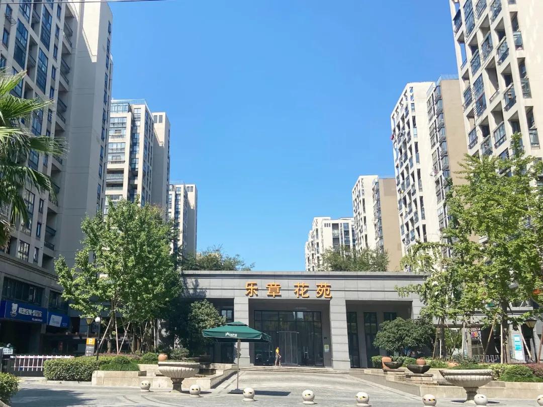 一所在建大学带热一个板块？探访摇号红火的“云城北