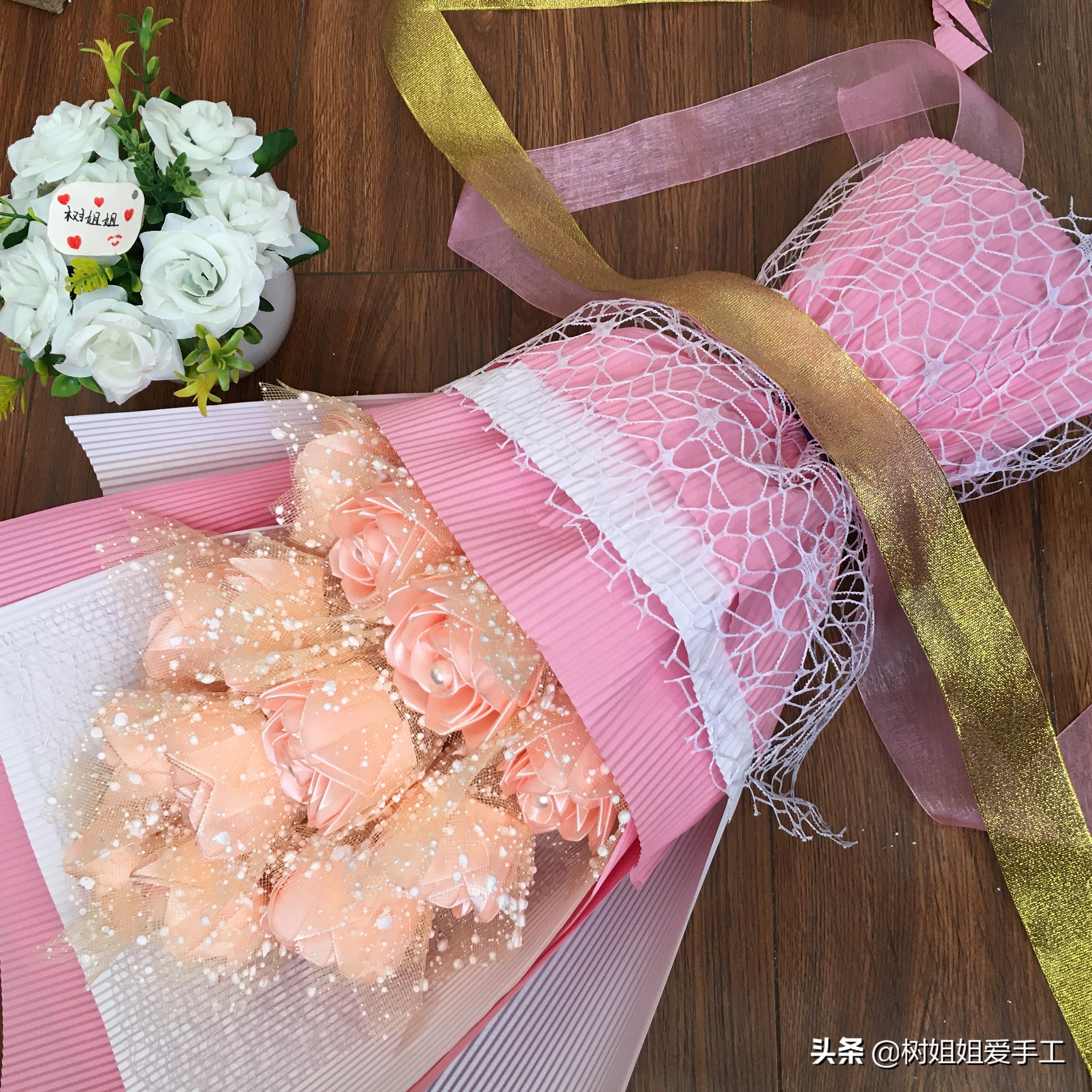 渐变玫瑰花钩织手捧花束包装教程,正方形的纸一束玫瑰花的包装方法