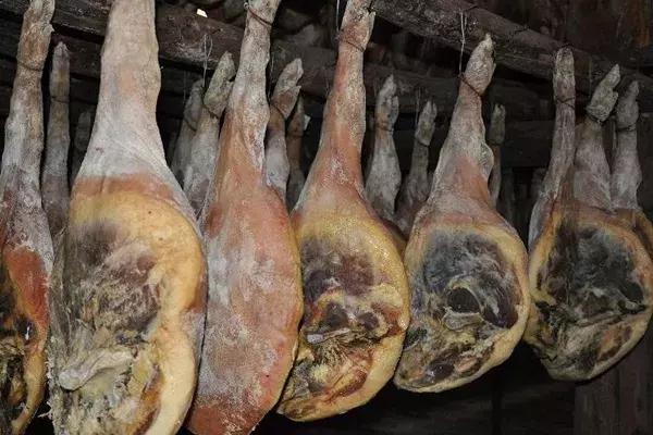 两条猪腿就卖了3000元！做出这事的还是个小姑娘……