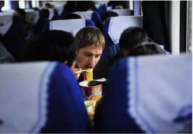 法国游客吃中国美食,法国人去中国吃泡面