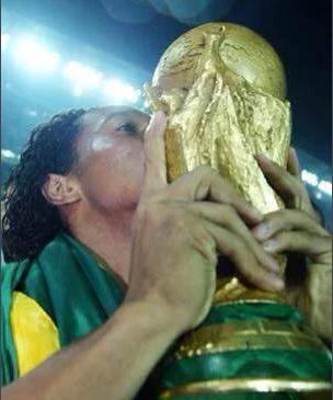 世界足坛第一人小罗,小罗从球王变囚王