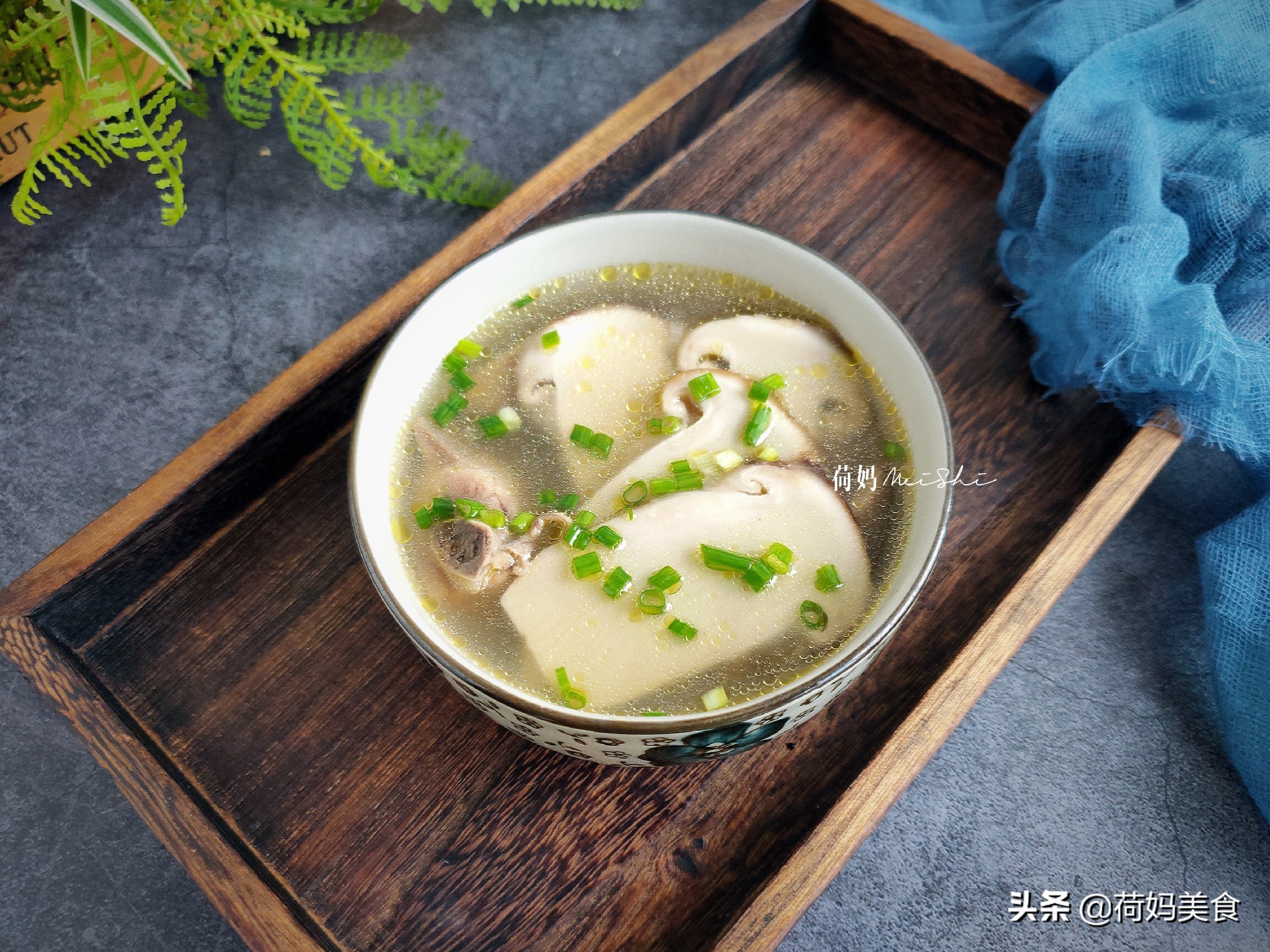 立秋亲手炖老母鸡汤给儿子喝,秋天来一碗松茸鸡汤