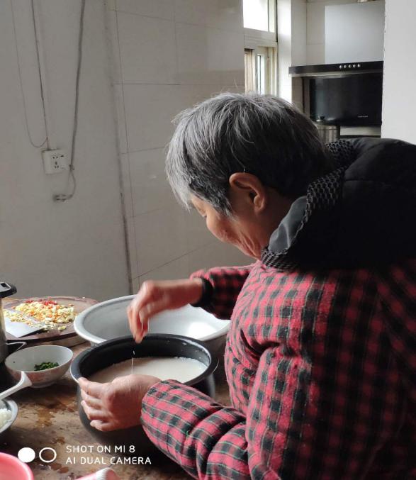 抗疫老人捐款感动视频,感动抗疫路上75岁老奶奶献爱心