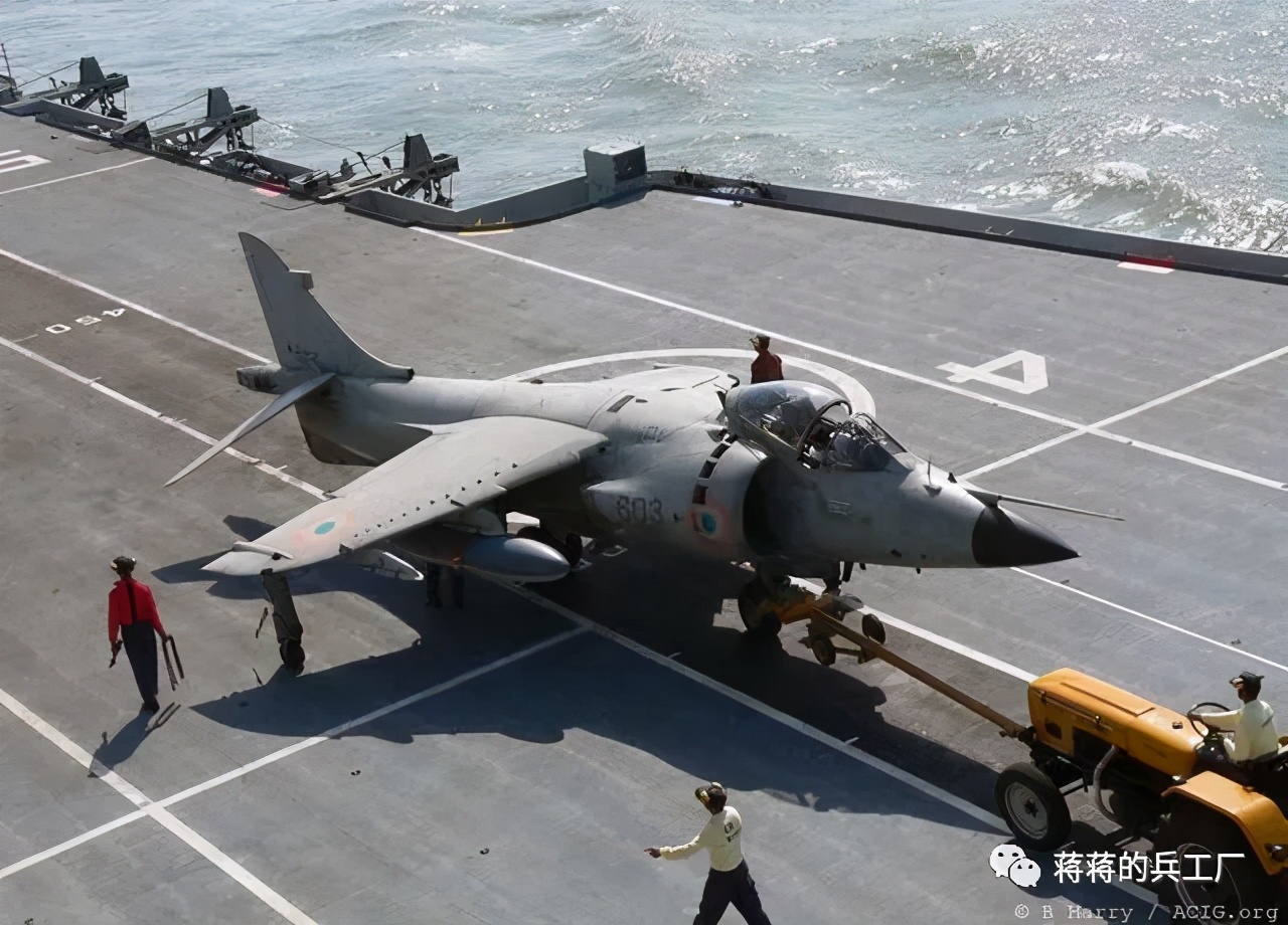 国产遥控飞机牵引车,中国新型航母牵引车