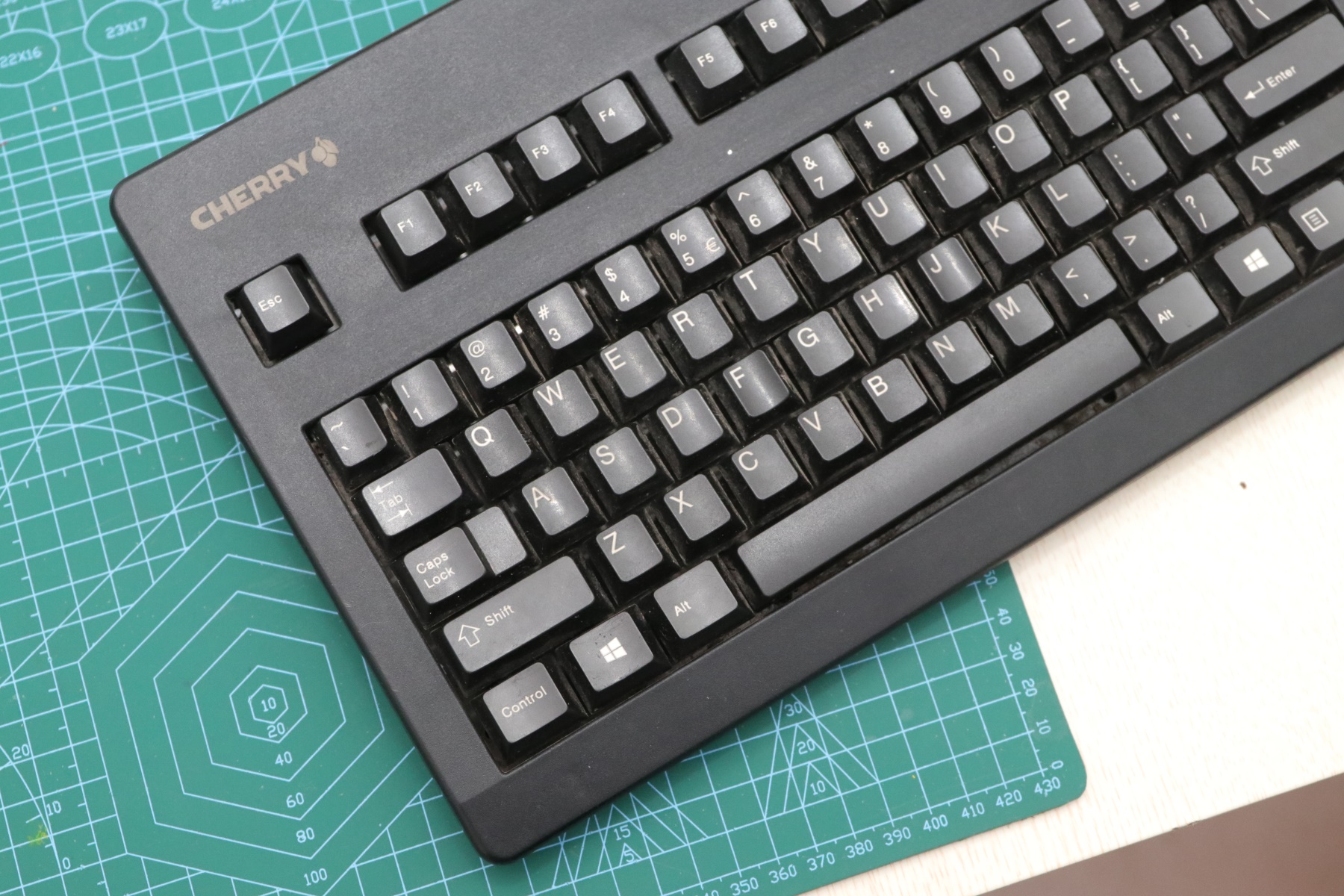 3494机械键盘,不到百元的青轴高颜值键盘