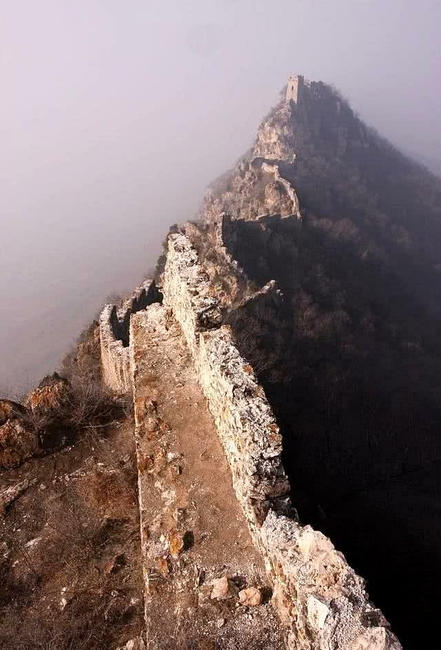 驴友攀爬中国最危险的长城,驴友爬箭扣野长城踩空坠崖