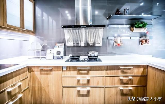 侧吸油烟机做完饭地面油腻腻,抽油烟机最简单清洗办法