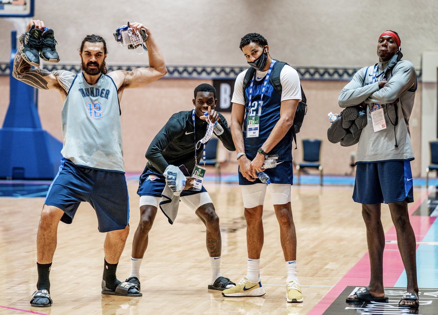 恭喜保罗进入西决,加里纳利隔扣霍华德