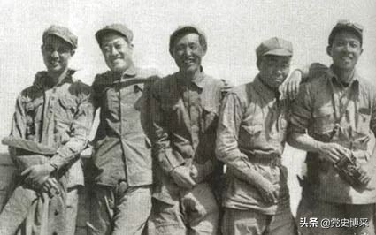 他曾是罗斯福的卫队长,两次冒险到访延安,师从八路军创建的突击队在太平洋战场屡立战功