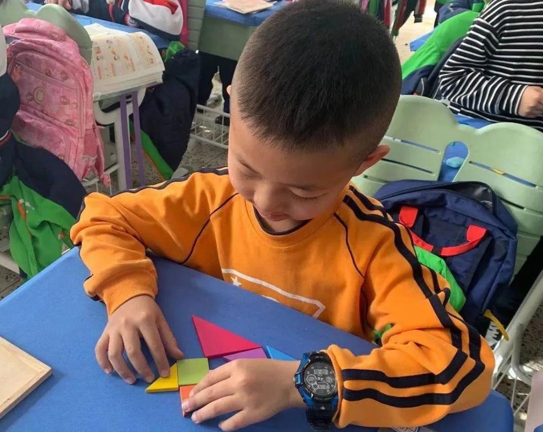 【寓教于乐】敕勒川绿地小学乌兰分校一年级开展​玩转七巧板趣味拼搭活动​