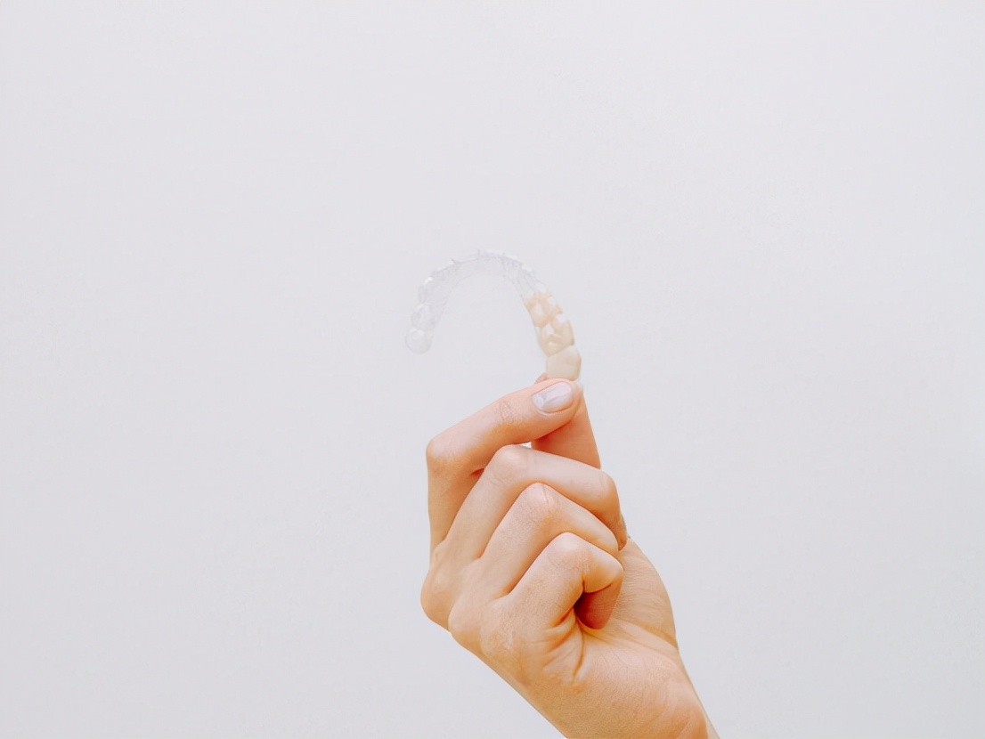 隐形牙套别人能看得见吗,戴隐形牙套怎么清洁牙齿