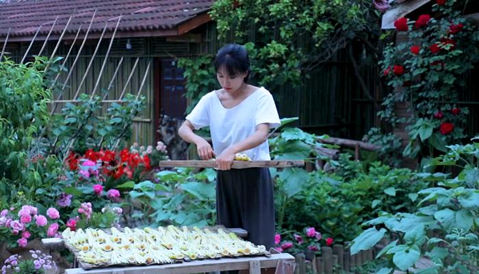 李子柒挖竹笋全过程视频,李子柒制作春笋视频