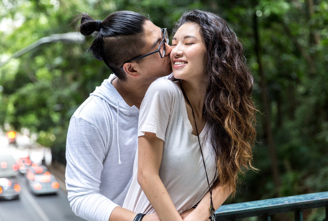 相亲男主动吻女的,相亲男突然接吻