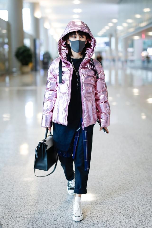 这个冬天穿羽绒服试试会反光的吧,个性还帅气,穿再厚也能酷酷的