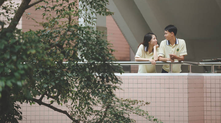 见证你从校服到婚纱的爱情,希望你也能遇到从校服到婚纱