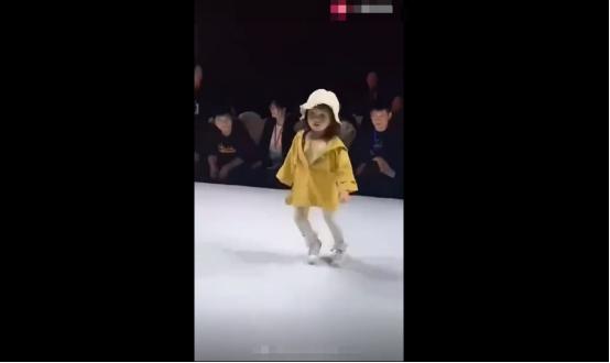 童模走路正确迈步姿势,童模最不缺的就是自信