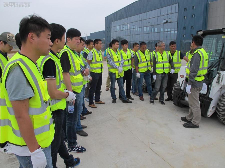 山猫滑移装载机最高能升多少米,山猫滑移装载机算什么机种