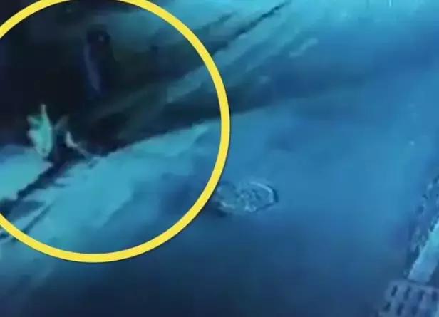 男子深夜踩住没盖好的井盖，井盖突然翘起撞到胸口，导致肋骨断裂