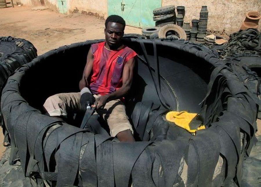 我在非洲打工，废弃轮胎用来做拖鞋，风油精非常受欢迎