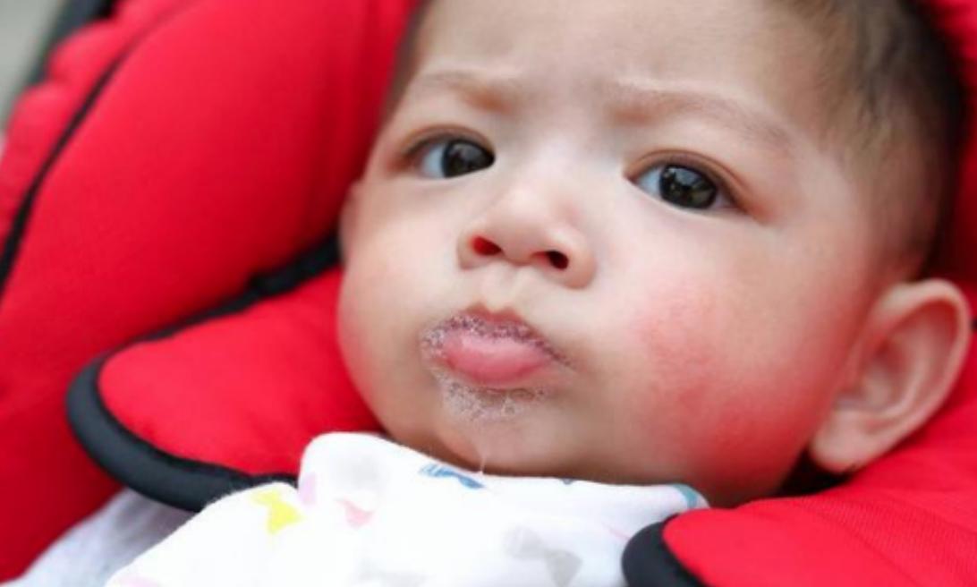 宝宝吐泡泡到底是玩还是怎么了,小宝宝吐是为啥