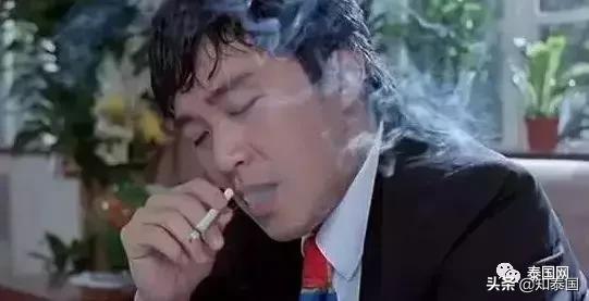 被士兵“上身”的年轻女巫，为何要去舔舐老女人伤痕累累的大腿？