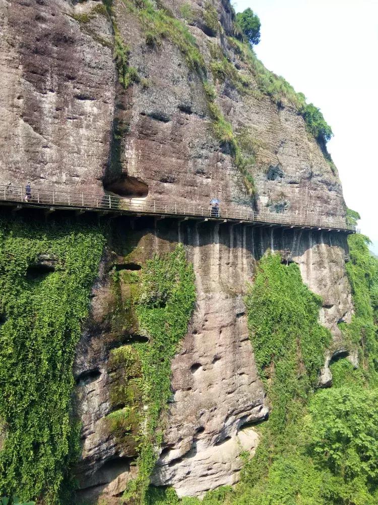 一个让人流连忘返的地方,山清水秀,只需要坐在河边发呆就行。
