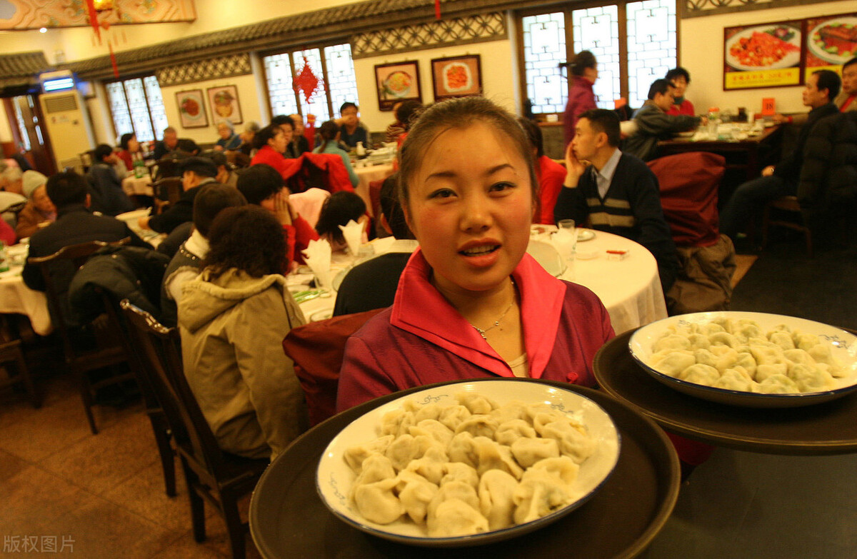 三个人的饺子馆一个月利润,一家饺子馆赚钱吗