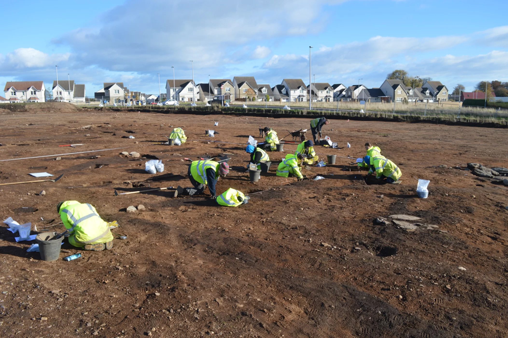 英国新建足球场,却挖出青铜宝剑和青铜矛,至少价值100万英镑