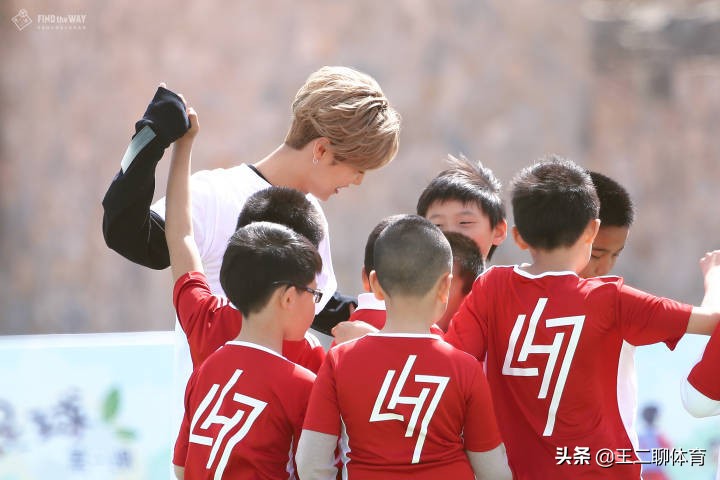 鹿晗探班曼联主场老特拉福德,鹿晗如何评曼联历史最佳阵容