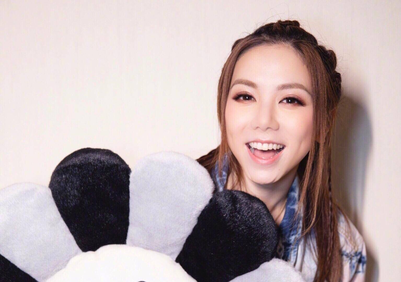 新一代乐坛小天后花3年时间打败周杰伦？新歌MV一天破百万浏览量