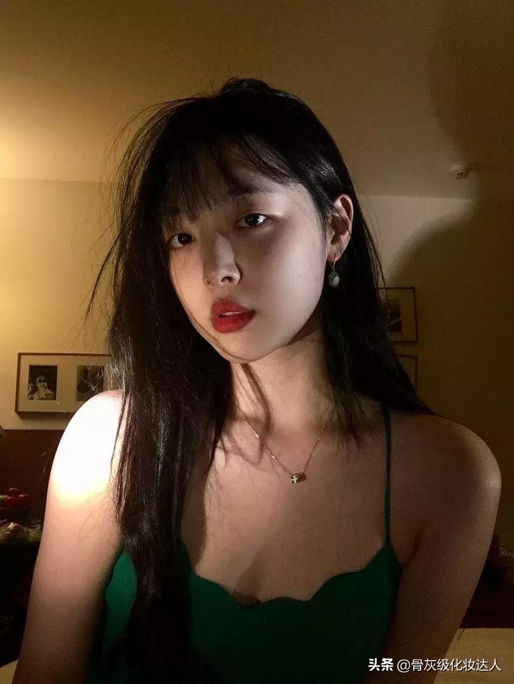 泫雅巅峰时期黑发红唇,泫雅深绿色