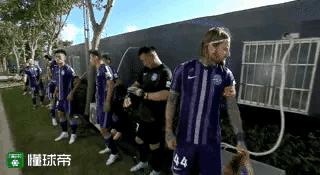 中超越来越业余，球员入场等待靠大树乘凉，球场不完善就像踢野球