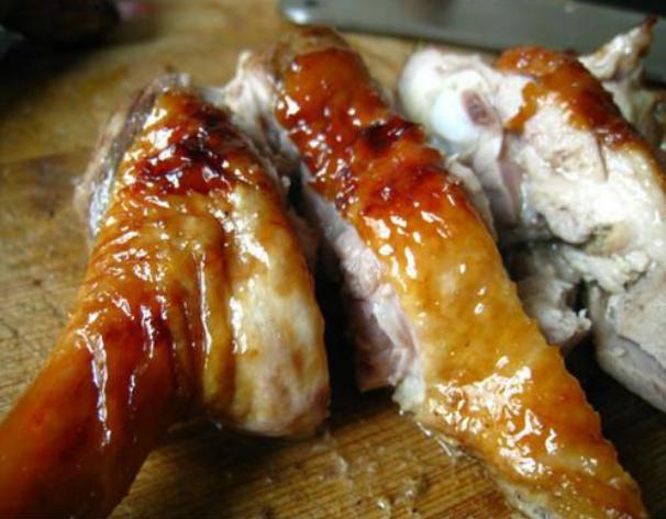 大妈校门口卖便宜小吃1块5个,大叔在学校门口卖小吃一元二个