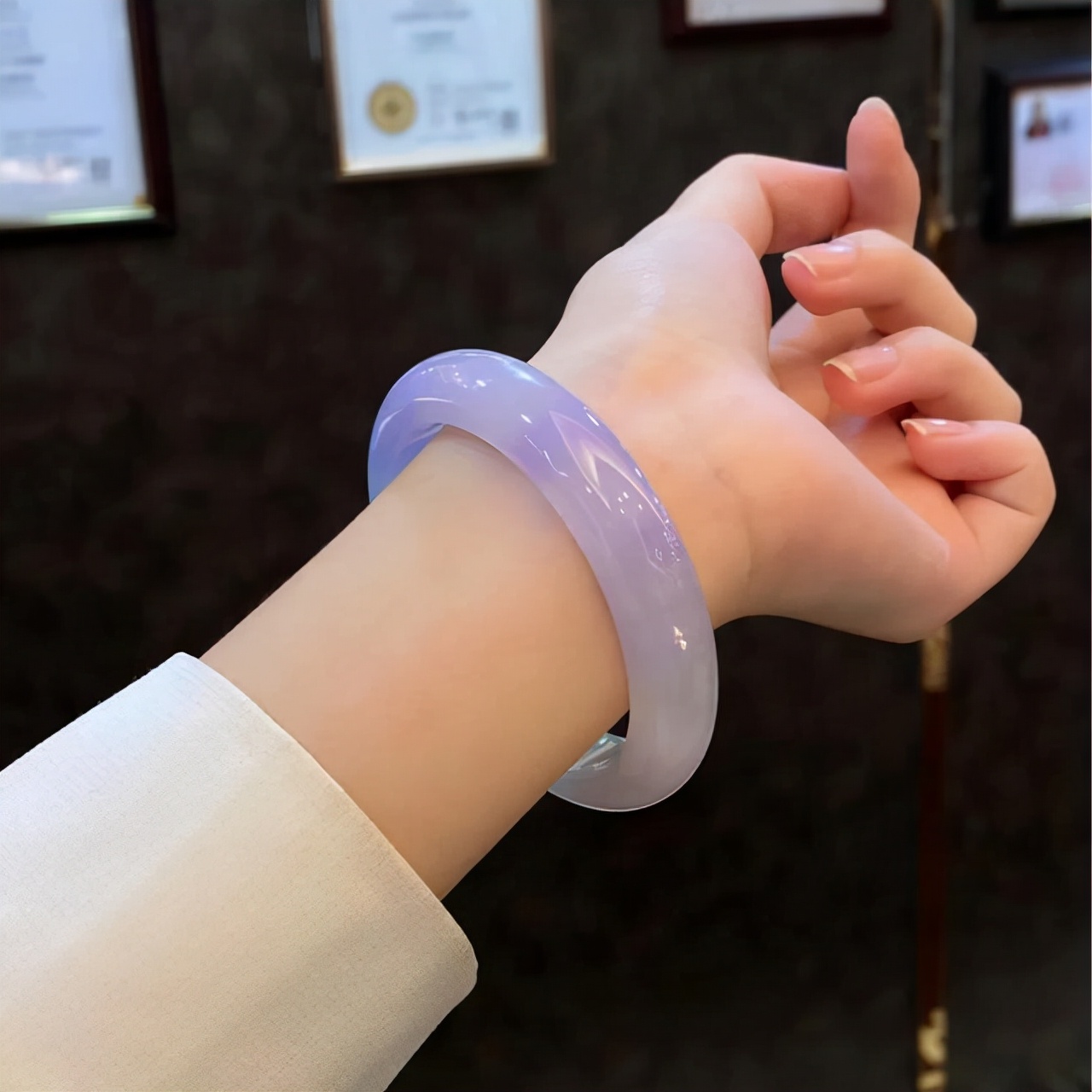 紫罗兰翡翠见光图片,紫色的翡翠都会见光失色吗