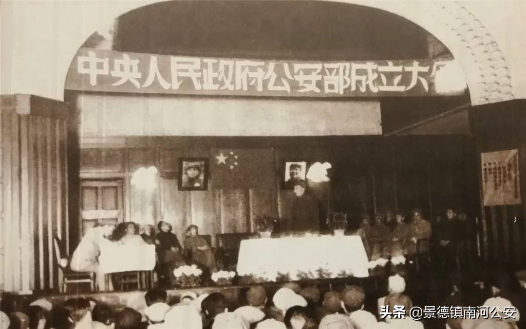 珍贵实拍70年代,一张图看警服的变迁