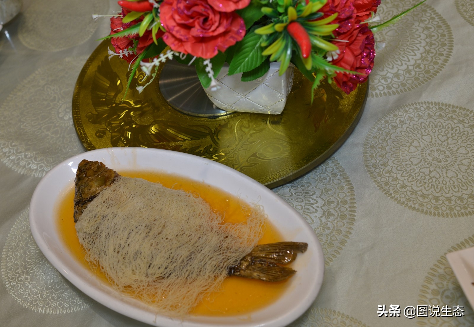 华灯初上，开封香飘夜空，叫卖声、欢笑声构成夜市版的清明上河图