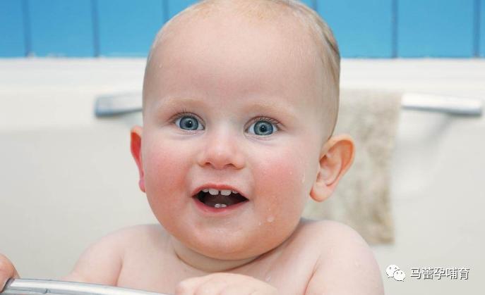 夏天给宝宝洗澡千万别踩这些坑,夏天宝宝洗澡要擦抚触油