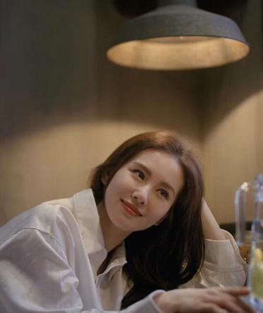 女生脸上有哪些特征说明耐看,一个女生脸细腻意味着什么