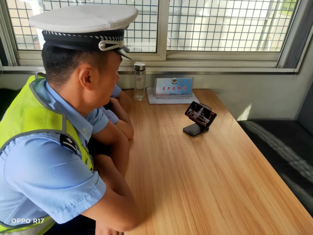 交警支队组织观看“庆祝中国*产党共**成立100周年大会”直播实况