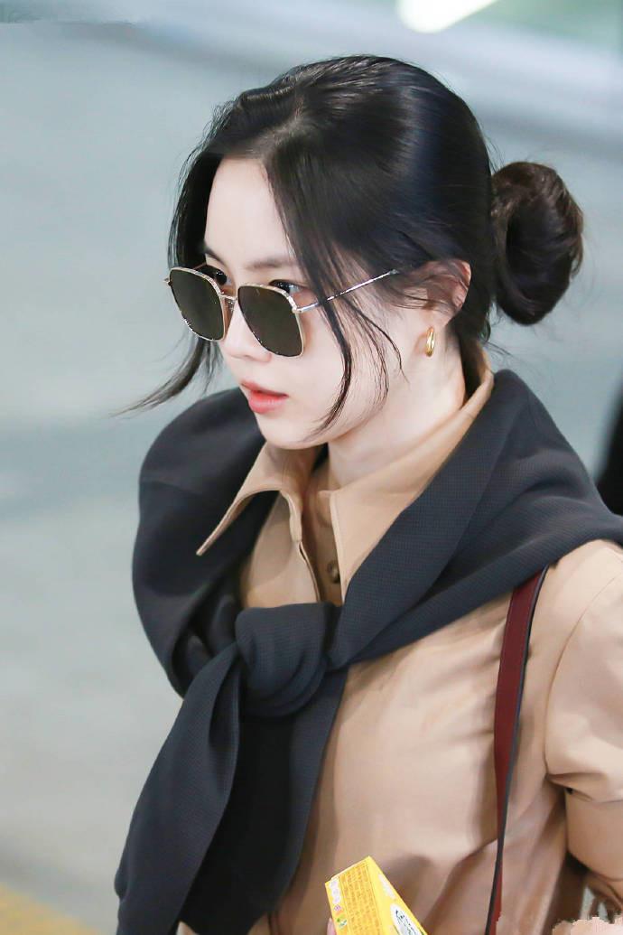 南韩妖精孙娜恩穿搭,孙娜恩春日游穿衣搭配